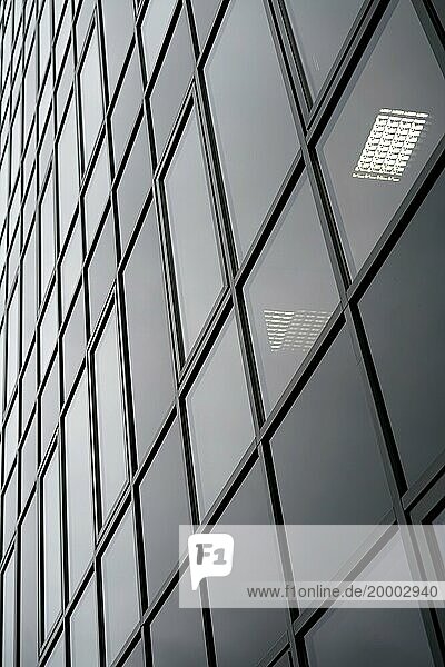 Glasfassade eines Bürogebäudes in der Innenstadt von Köln