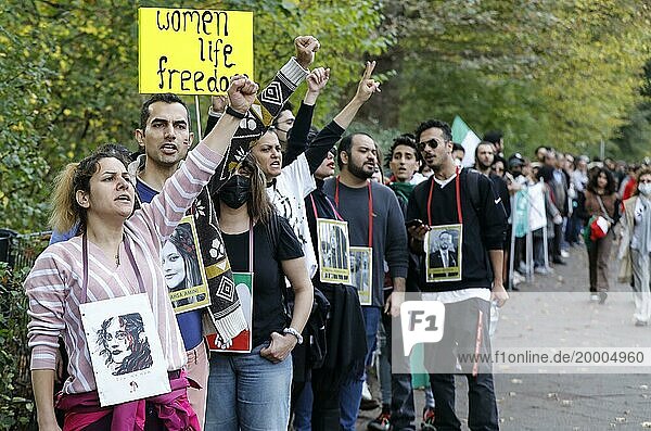 Tausende Iraner demonstrieren in Berlin um die Proteste im Iran zu unterstützen. Mit einer Menschenkette demonstrieren Iraner erneut gegen Gewalt und Unterdrückung  religiösen Zwang und die Herrschaft des Mullah Regimes im Iran  Berlin  29.10.2022
