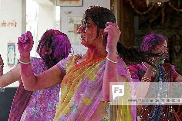 In bunte Farbe gehüllte Frauen feiern das Holifest das Fest der Farben in Mathura  Uttar Pradesh  Indien  Asien