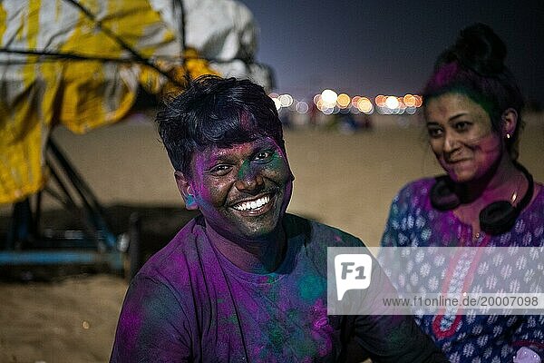 Junge Leute  Holi Festival  indisches Frühlingsfest  traditionelles Fest der Farben  Marina Beach  Chennai  Tamil Nadu  Indien  Asien