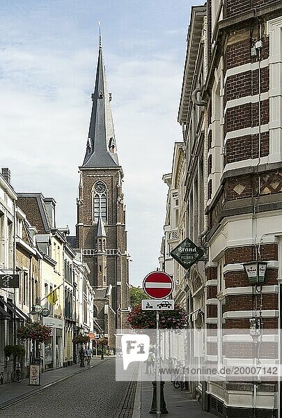 Sint Martinuskerk  Sankt Martin Kirche  historische Straße im Stadtteil Wyck  Maastricht  Provinz Limburg  Niederlande  Europa