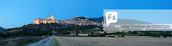 Stadtansicht  Stadtbild von Assisi  Panoramablick  in der Abenddämmerung mit Basilika San Francesco im Vordergrund  Monte Subasio hinter der Stadt  Sonnenuntergang  Umbrien  Italien  Europa