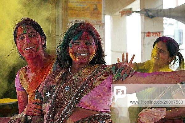 In bunte Farbe gehüllte Frauen feiern das Holifest das Fest der Farben in Mathura  Uttar Pradesh  Indien  Asien