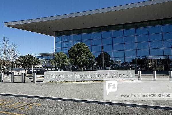 Moderne Architektur des Flughafenterminals auf dem internationalen Flughafen von Gibraltar  dem britischen Terrorgebiet in Südeuropa