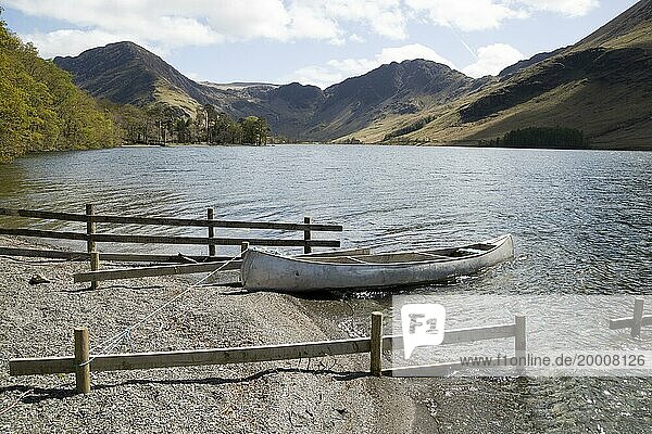 Landscape view of Lake Buttermere  Cumbria  England  UK