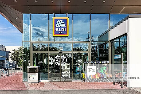 Aldi Süd moderne Filiale Discounter Supermarkt Laden Geschäft in Stuttgart  Deutschland  Europa