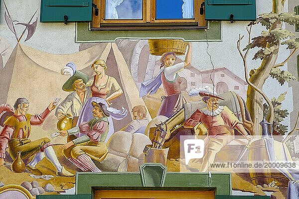 Lüftlmalerei  historische Szene vom Bozener Markt  Haus beim Gschoaga  Mittenwald  Werdenfelser Land  Oberbayern  Bayern  Deutschland  Europa