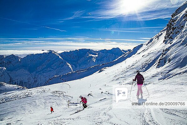 Skifahrer auf der schwarzen Skiroute Nr 41 von der Schwarzen Schneid zur Seiterkarbahn  Tiefenbachferner  Gletscherskigebiet  Sölden  Ötztal  Tirol