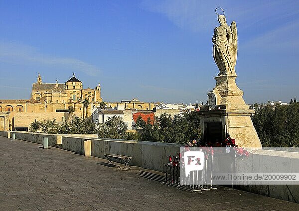 Statue des Engels San Rafael auf der römischen Brücke mit Blick auf die Kathedrale  Cordoba  Spanien  Europa