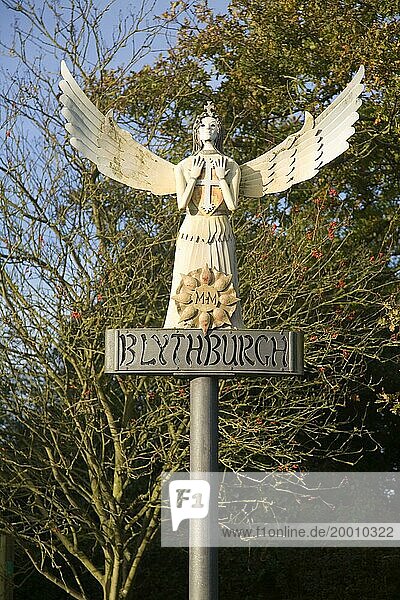 Engelsskulptur Dorfschild in Blythburgh  Suffolk  England  Großbritannien  Europa
