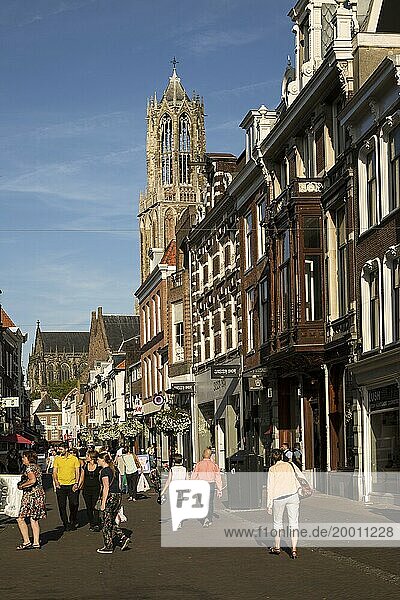 Historische Gebäude und der berühmte Dom Kirchturm aus dem vierzehnten Jahrhundert in der Stadt Utrecht  Niederlande  Europa