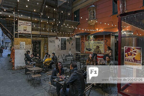Belebtes nächtliches Straßencafé in der Altstadt  Genua  Italien  Europa