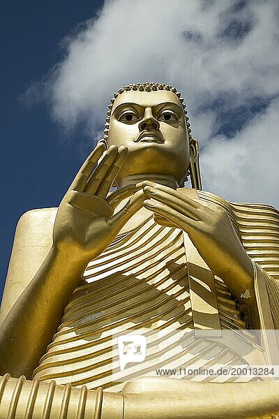 Riesige goldene Buddhastatue in der Höhlen Tempelanlage von Dambulla  Sri Lanka  Asien