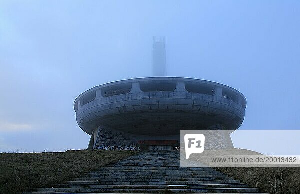 Buzludzha Denkmal ehemalige kommunistische Parteizentrale  Bulgarien  Osteuropa im dichten Nebel  Europa