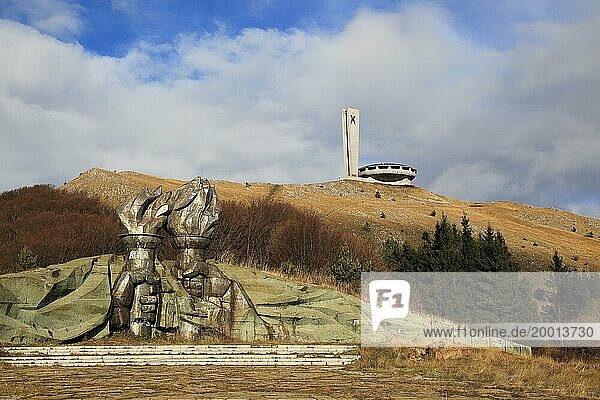 Brennende Fackel Skulptur Buzludzha Denkmal ehemalige kommunistische Parteizentrale  Bulgarien  Osteuropa  Europa