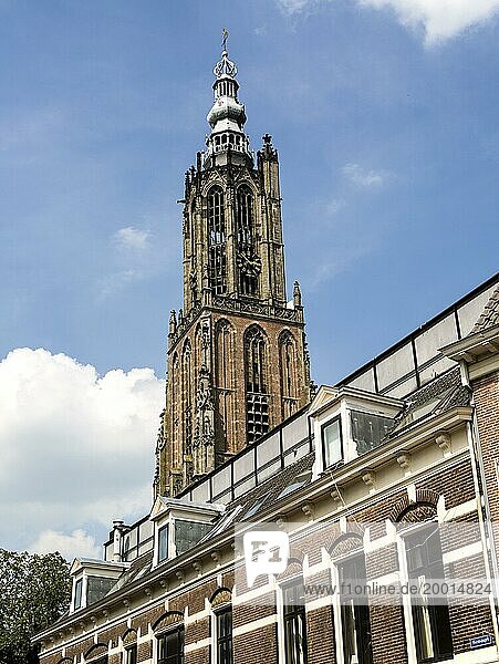 Gotischer Kirchturm mit Uhr  Onze Lieve Vrouwetoren  Amersfoort  Niederlande  Europa
