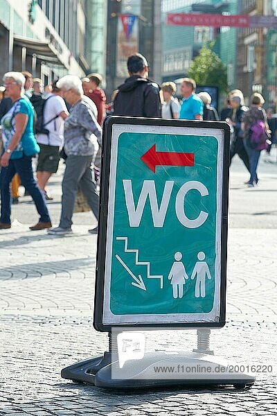 Hinweisschild für ein öffentliches WC in einer beliebten Einkaufsstraße der Innenstadt von Leipzig