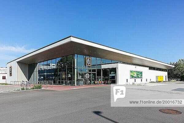 Aldi Süd moderne Filiale Discounter Supermarkt Laden Geschäft in Stuttgart  Deutschland  Europa