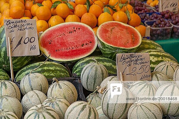 Marktstand mit Melonen und Orangen  Wochenmarkt  Catania  Sizilien  Italien  Europa