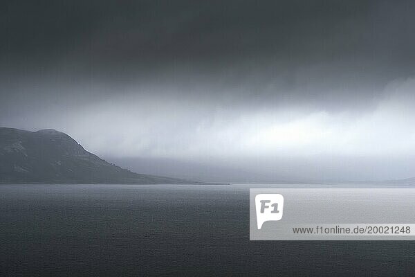 Ungemütliche Stimmung am See Sönstevatn  Querformat  Lichtstimmung  Unwetter  Regen  Uvdal  Viken  Norwegen  Europa