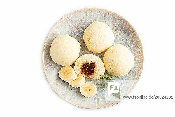 Japanischer Reis süße Brötchen Mochi mit Marmelade gefüllt vor weißem Hintergrund. Draufsicht  flach legen  Nahaufnahme