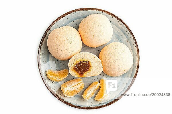 Japanischer Reis süße Brötchen Mochi mit Marmelade gefüllt vor weißem Hintergrund. Draufsicht  flach legen  Nahaufnahme