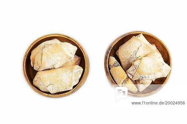 Hausgemachte süße Kekse mit Apfelmarmelade vor weißem Hintergrund. Draufsicht  Flat Lay  Nahaufnahme