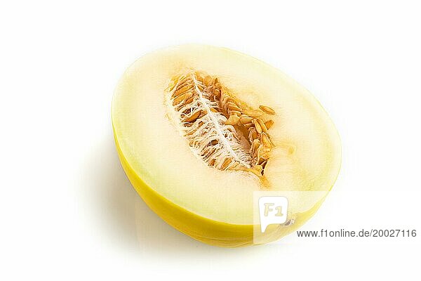 Aufgeschnittene reife gelbe Melone vor weißem Hintergrund. Seitenansicht  Nahaufnahme. Ernte  Frauen Gesundheit  vegane Ernährung