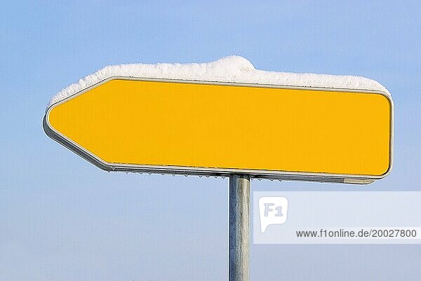 Wegweiser mit Schnee  direction sign in snow