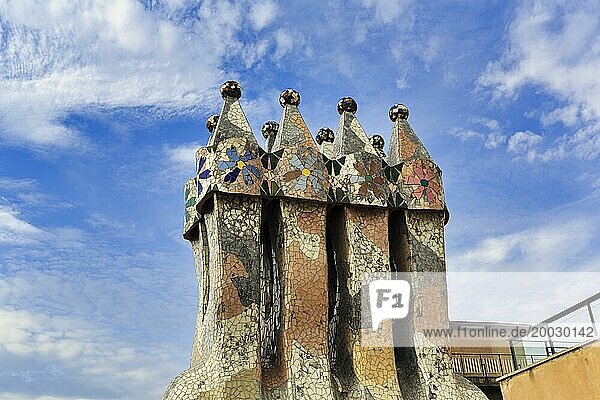 Kunstvoll gestaltete Kamine  Mosaike  Casa Batllo  Barcelona  Spanien  Europa