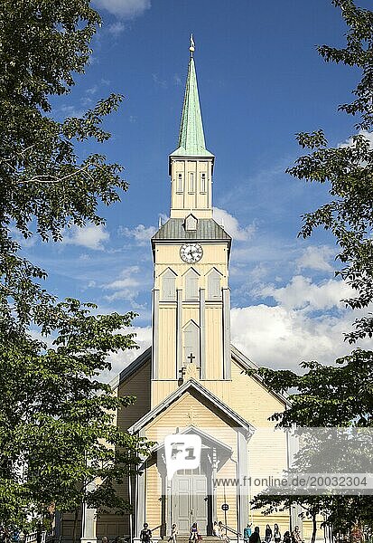 Historische hölzerne Kathedralkirche im Stadtzentrum von Tromso  Norwegen  erbaut im neugotischen Baustil  Europa