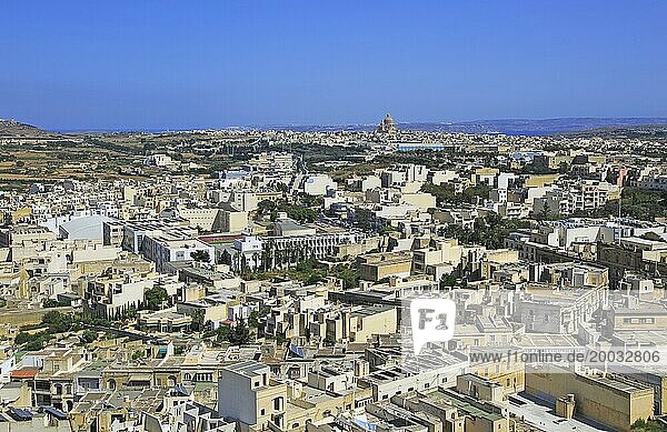 Dichte Bebauung mit Blick nach Osten in Richtung Xewkija von der Stadt Rabat Victoria Gozo  Malta  Europa