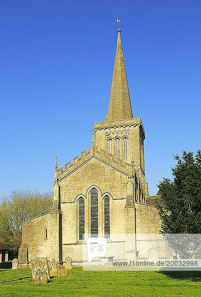Kirche St. Mary the Virgin mit Kirchturm  Bishops Cannings  Wiltshire  England  UK