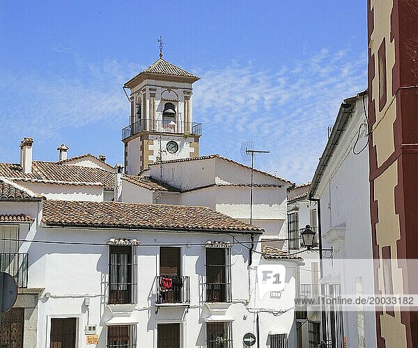 Weiß getünchte Häuser um den Kirchturm herum  Dorf Grazalema  Provinz Cádiz  Spanien  Europa
