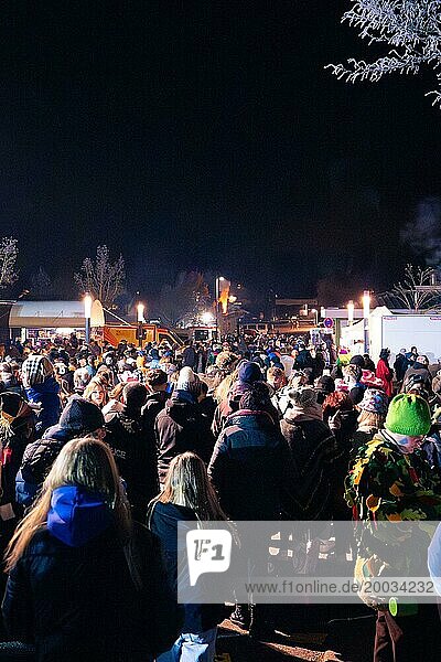 Dicht gedrängte Menschenmenge feiert Karneval bei Nacht im Winter  Fasching  Schellbronner Nachtumzug  Schellbronn  Deutschland  Europa