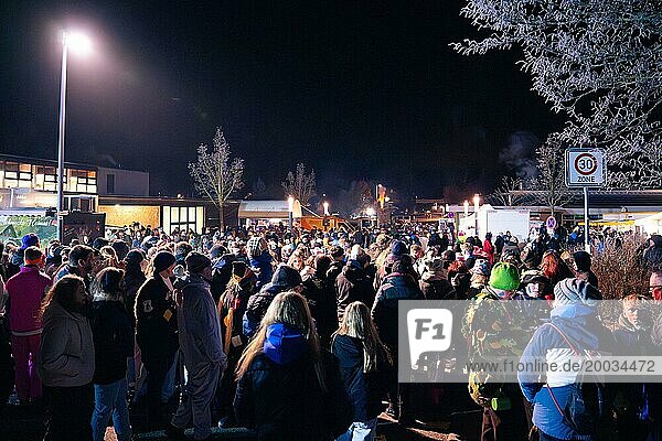 Menschenmenge versammelt sich draußen bei einer Abendveranstaltung zum Karneval  Fasching  Schellbronner Nachtumzug  Schellbronn  Deutschland  Europa