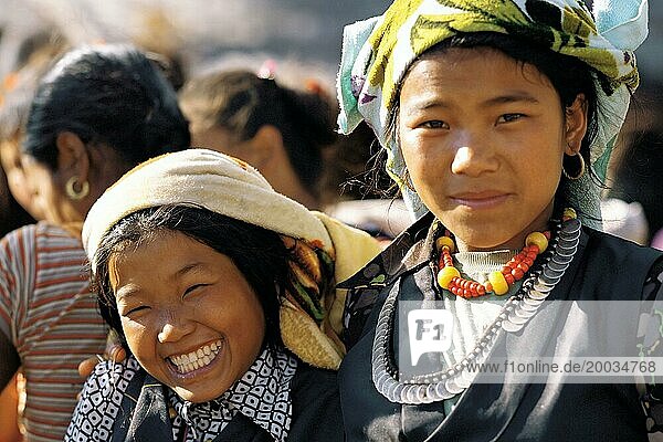 Zwei Sherpa Mädchen beim Dasaain Fest im Dorf Seduwa in der Makalu Region im Osten Nepals