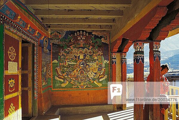 Der Eingang zur Dorfgompa oder zum Schrein mit religiöser Malerei im tibetischen Stil in Jharkot in der Region Mustang im Westen Nepals