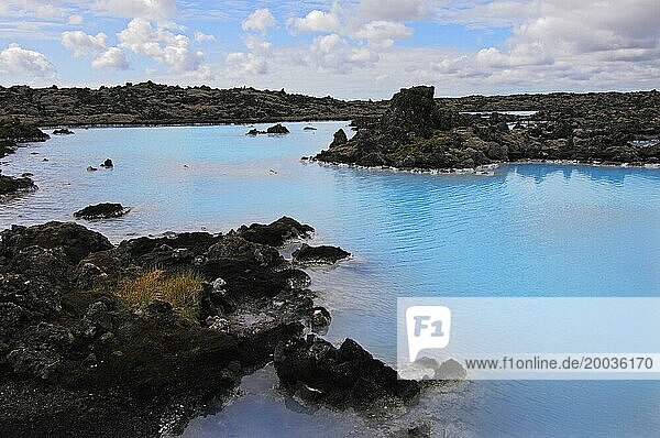 Pools mit blauem  schwefelhaltigem Wasser in der Blaün Lagune im Südwesten Islands