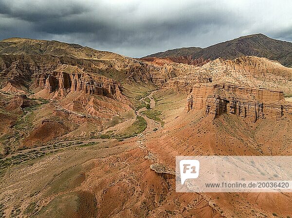 Erodierte Berglandschaft  Canyon mit roten und orangenen Felsformationen  Luftaufnahme  Konorchek Canyon  Chuy  Kirgistan  Asien
