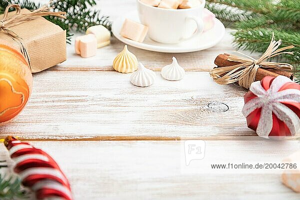 Weihnachten oder Neujahr Zusammensetzung. Dekorationen  Box  Kugeln  Zimt  Tannen und Fichtenzweige  Tasse Kaffee  auf einem weißen Holzhintergrund. Seitenansicht  Kopierraum  selektiver Fokus