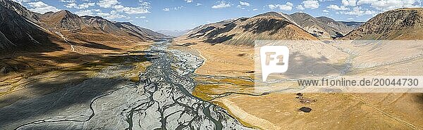 Luftaufnahme  Burkhan Bergtal mit mäanderndem Fluss  karge dramatische Berglandschaft  Terskey Ala-Too  Tien Shan  Provinz Issyk Kul  Kirgistan  Asien