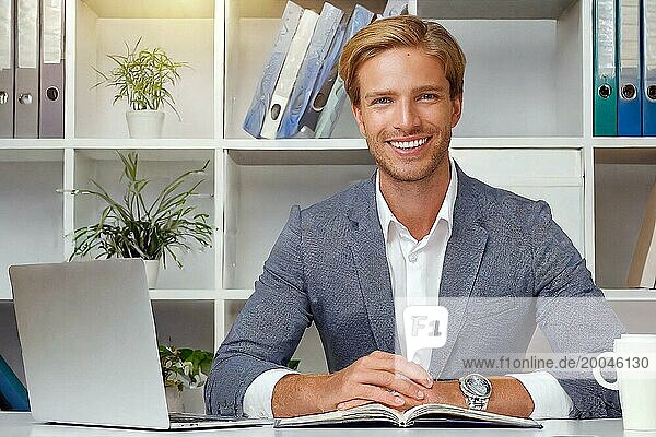 K generiert  Erfolgreicher Jungunternehmer sitzt zufrieden im Büro  30  35  Jahre  Mann  lächelt zufrieden  Existenzgründer  Firmenchef