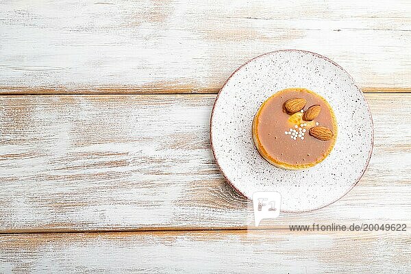 Süße Törtchen mit Mandeln und Karamellcreme auf weißem Holzhintergrund. Draufsicht  flat lay  copy space