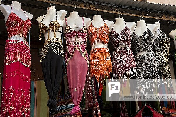 Shop mit Kleidern für Bauchtanz in der Medina  Shoppen  Souvenir  Kleidung  Tradition  traditionell  Moslem  arabisch  Islam  Religion  Symbol  symbolisch  Frau  Frauenkleidung  Marrakesch  Marokko  Afrika