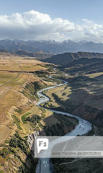 Berglandschaft mit Fluss in einem engen Bergtal im Herbst  Kleiner Naryn oder Kichi-Naryn  Eki-Naryn Schlucht  Naryn Provinz  Kirgistan  Asien