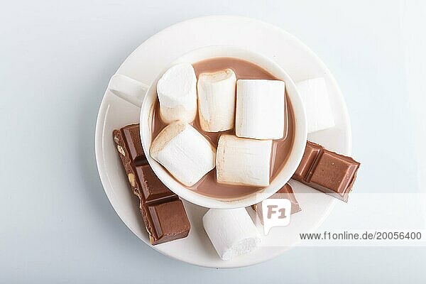 Eine Tasse heißer Kakao mit Marshmallow und Milchschokolade vor weißem Hintergrund.vor weißem Hintergrund  Nahaufnahme. Ansicht von oben