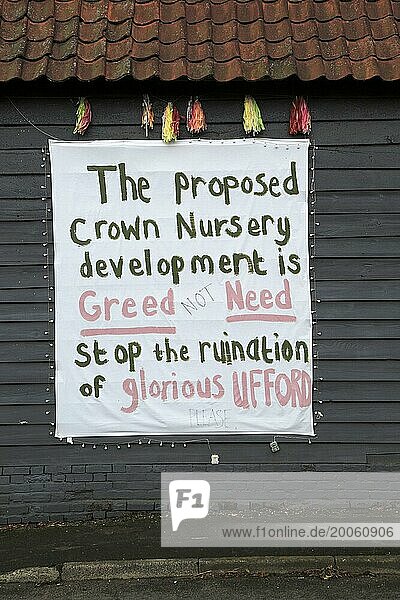 Kampagnenplakat gegen die neue Wohnbebauung in Crown Nursery  Ufford  Suffolk  England  UK