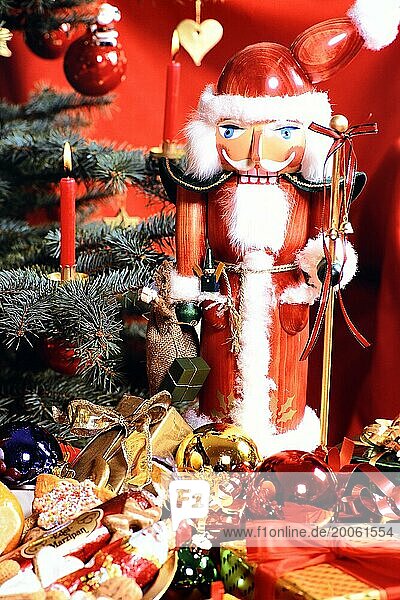 Ein attraktiver Nussknacker vor weihnachtlicher Dekoration  Weihnachtsbaum im Hintergrund