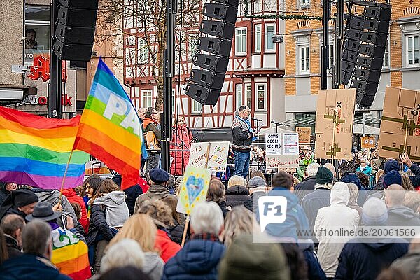 Redner auf einer Bühne bei einer Demonstration  Menschengruppe mit einer großen Friedensflagge und Transparenten  Gegen Rechts Demo  Nagold  Schwarzwald  Deutschland  Europa